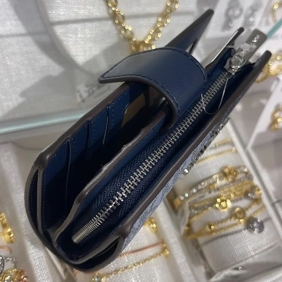 Michael Kors Jet Set Medium Two-Tone Logo Bifold Wallet
Navy Multi 
NWT - Picture 8 of 16